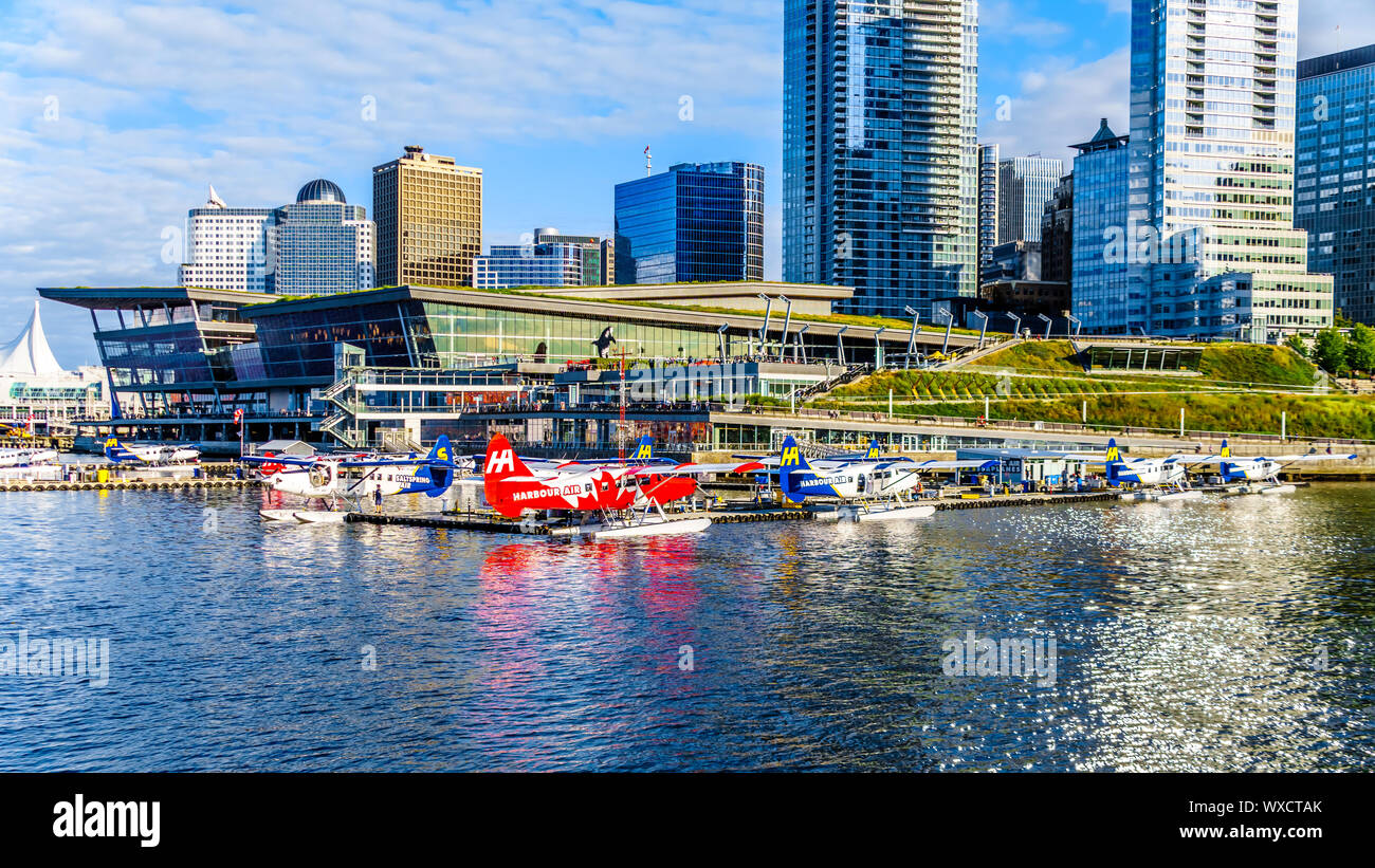 Piano flottante il terminale e alti edifici formano il centro e il porto di carbone skyline. Vista dal porto di una nave da crociera del porto di Vancouver Foto Stock