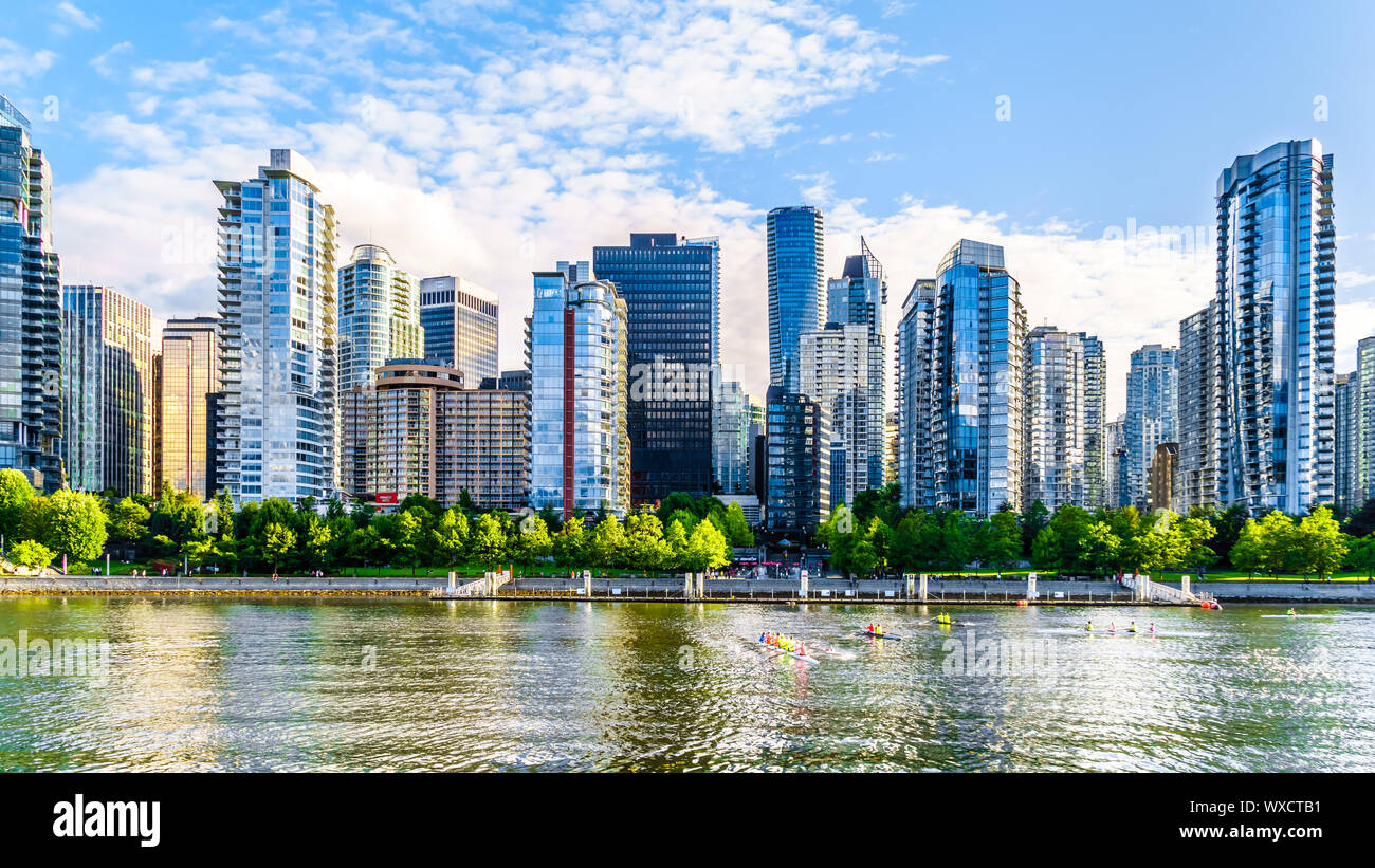 Alti edifici formano il centro e il porto di carbone skyline della città di Vancouver come visto dal porto di Vancouver in BC, Canada Foto Stock