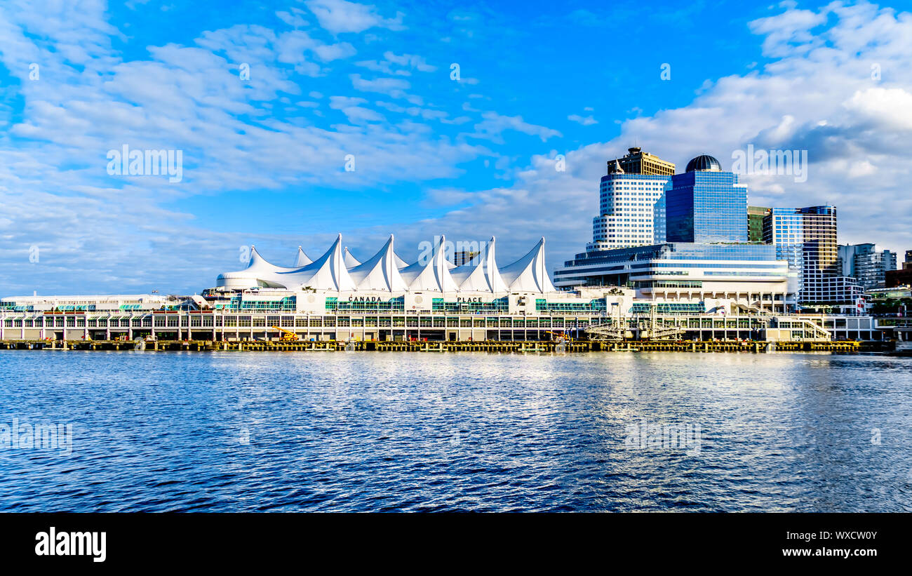Tramonto sulla Skyline con edifici alti e il Canada Place Cruise Terminal nel centro cittadino di Vancouver, BC. Vista dal porto di una nave da crociera Foto Stock