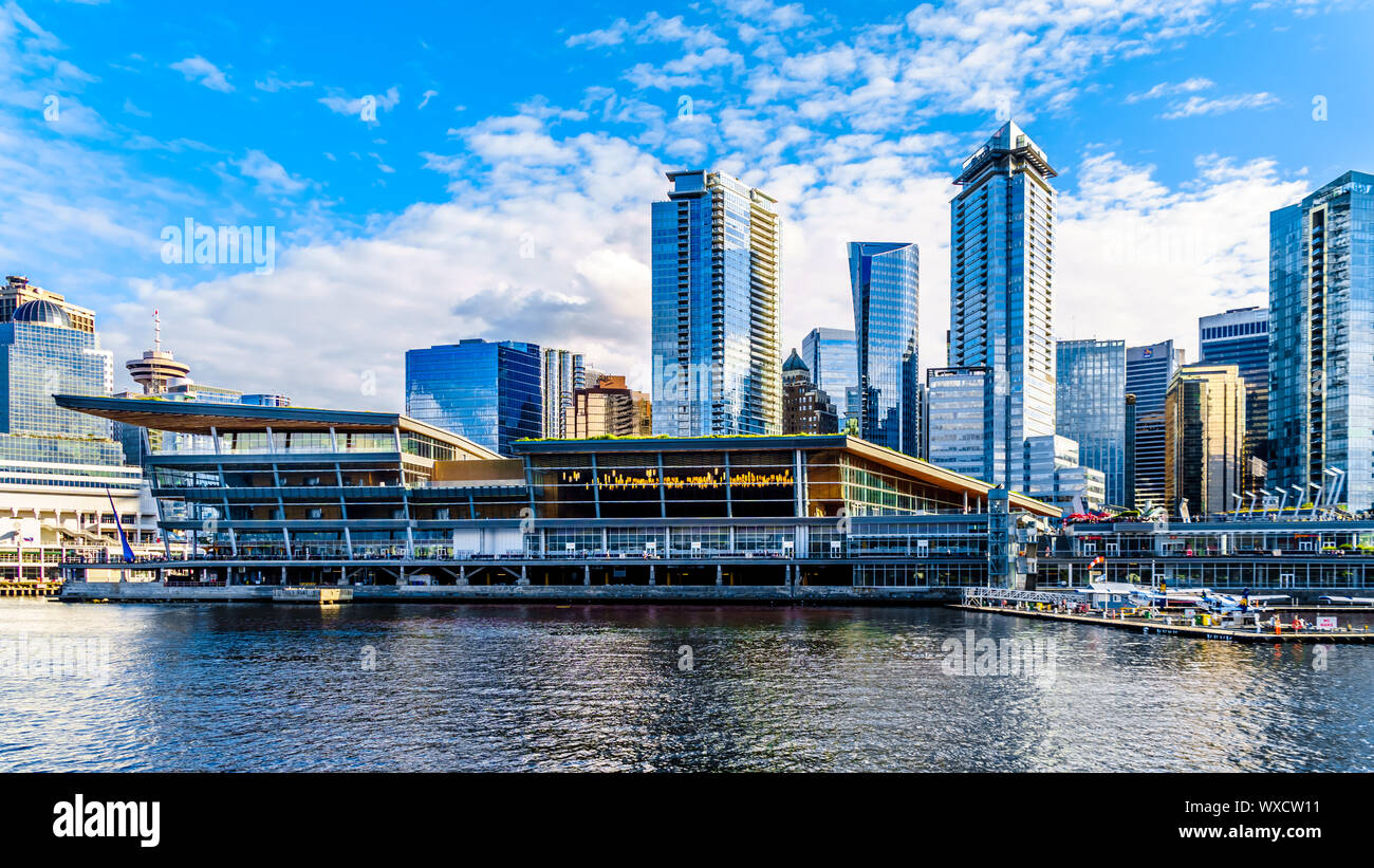 Piano flottante il terminale e alti edifici formano il centro e il porto di carbone skyline. Vista dal porto di una nave da crociera nel porto di Vancouver, BC Foto Stock