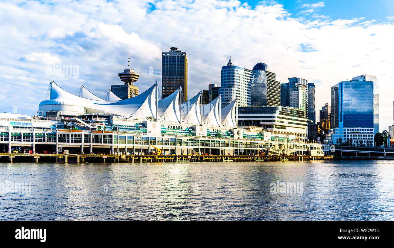 Tramonto sulla Skyline con edifici alti e il Canada Place Cruise Terminal nel centro cittadino di Vancouver, BC. Vista dal porto di una nave da crociera Foto Stock