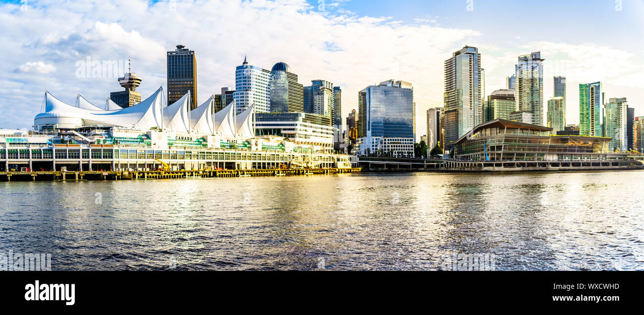 Tramonto sulla Skyline con edifici alti e il Canada Place Cruise Terminal nel centro cittadino di Vancouver, BC. Vista dal porto di una nave da crociera Foto Stock