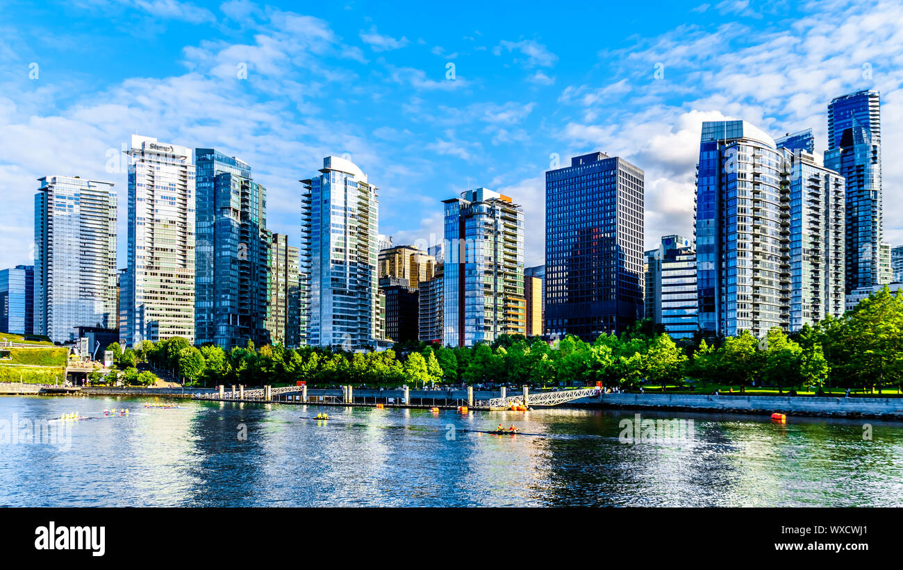 Alti edifici formano il centro e il porto di carbone skyline della città di Vancouver come visto dal porto di Vancouver in BC, Canada Foto Stock
