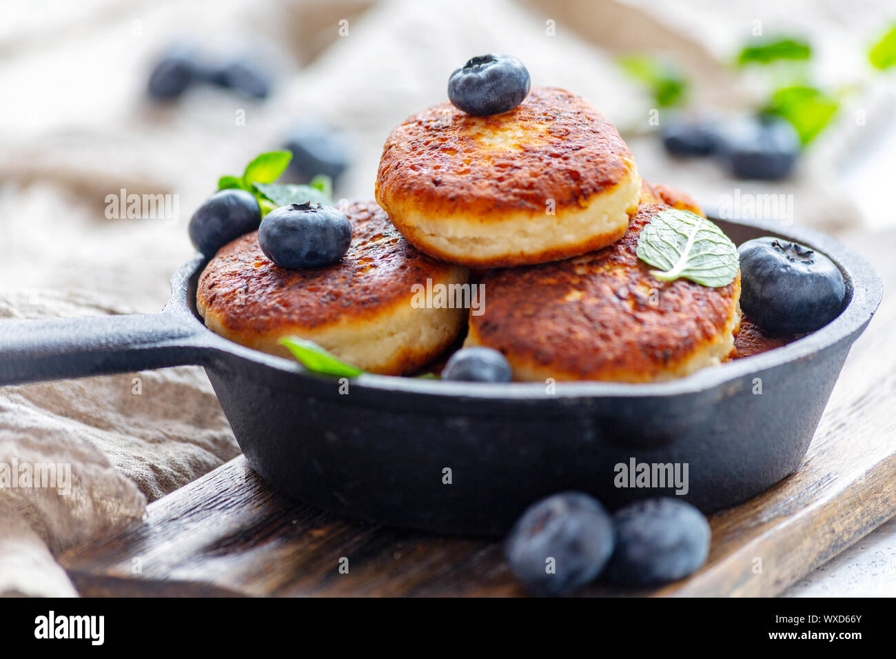 Frittelle di formaggio e mirtilli in ghisa pan. Foto Stock