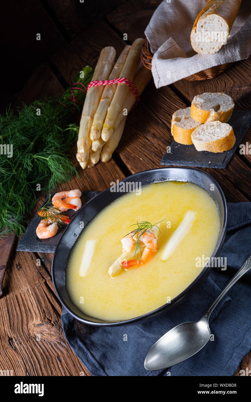 Super deliziosa zuppa di asparagi con il granchio e capperi . Foto Stock