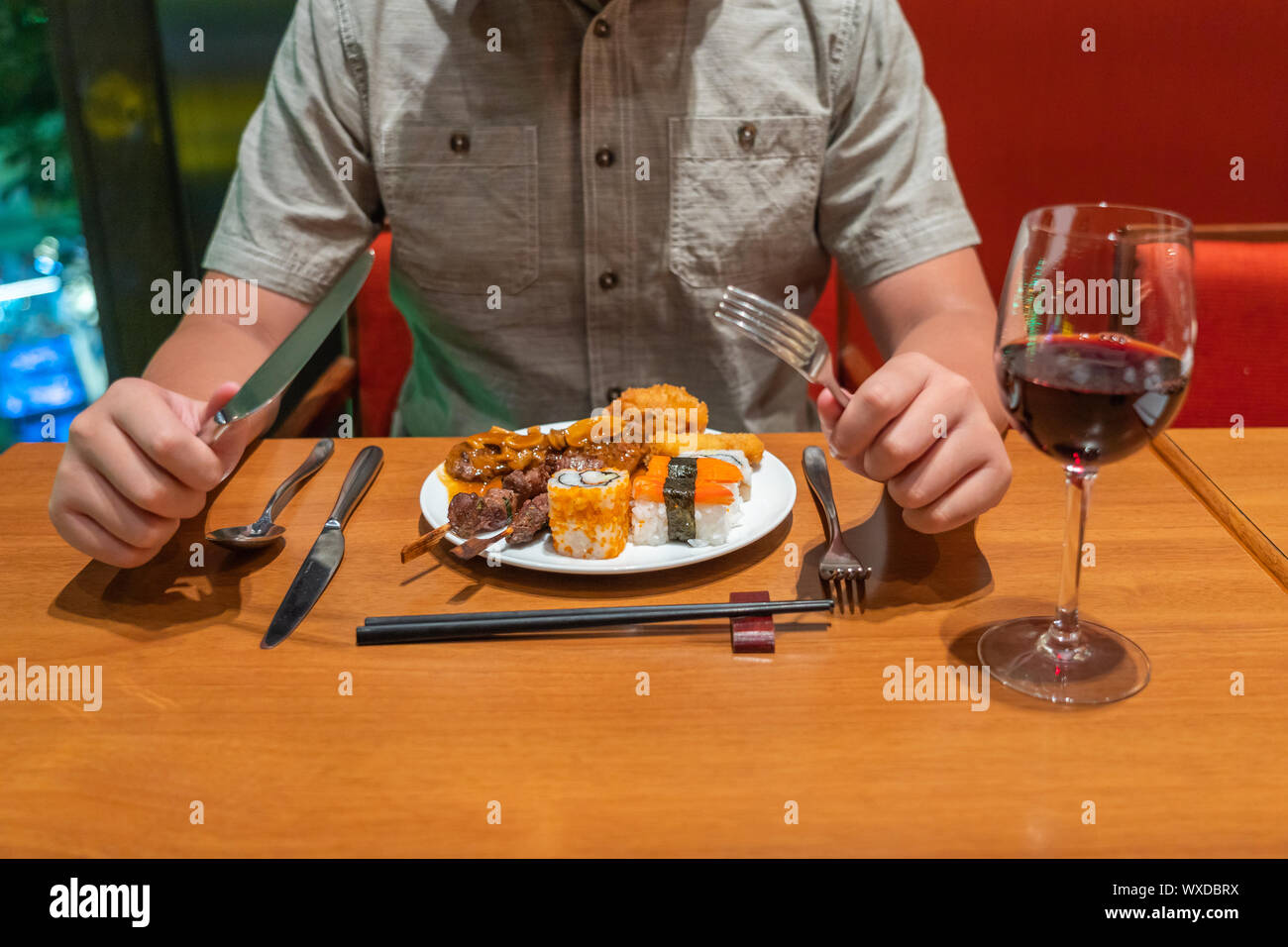 Mangiare umani assortimento di cibi deliziosi in un lussuoso pasto a buffet Foto Stock