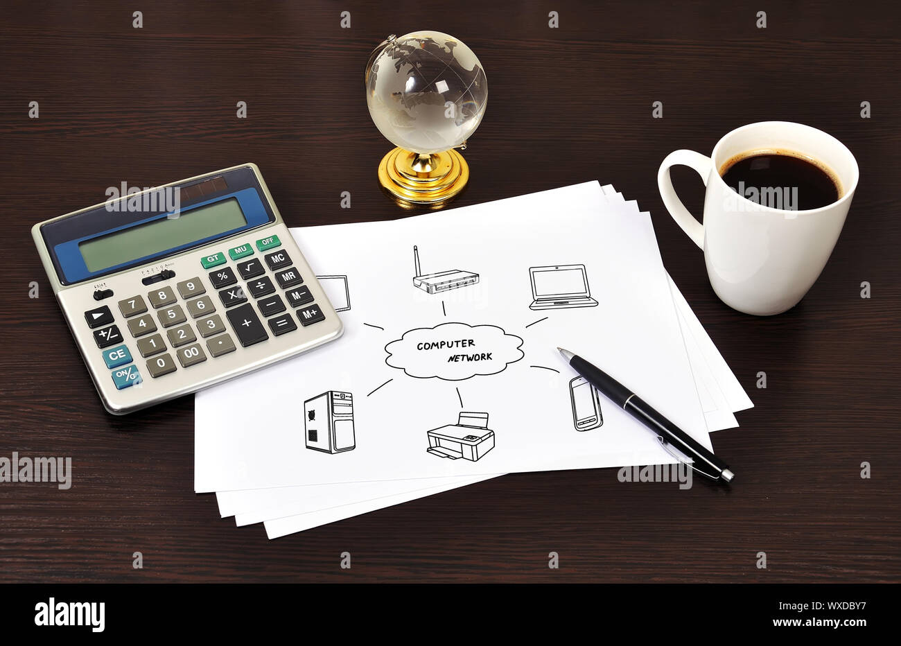 Nota rete di computer su tabella imprenditore Foto Stock
