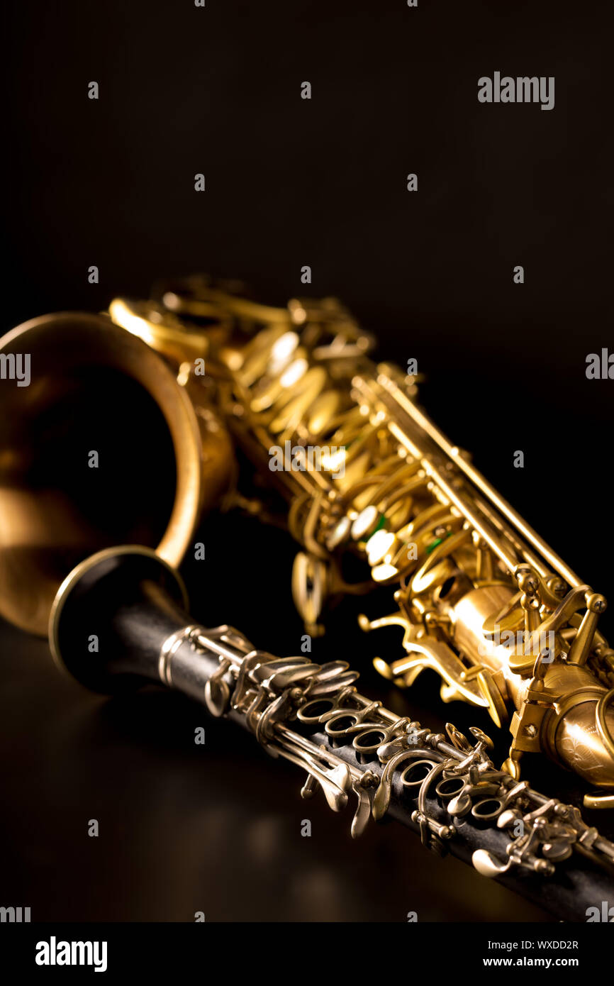 La musica classica sax soprano sassofono e clarinetto in sfondo nero Foto  stock - Alamy