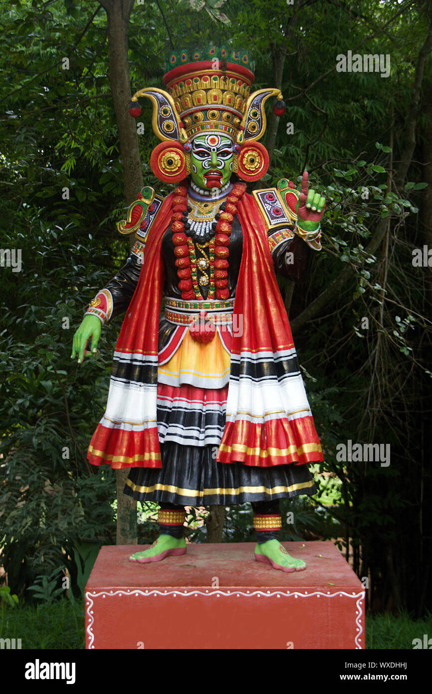 Icona enorme di demon in colori vibranti a Janapada Loka Folk Art Museum vicino Ramanagara, Karnataka, India, Asia Foto Stock