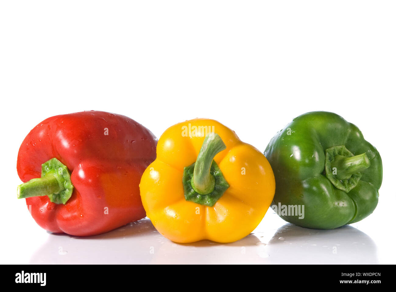 Rosso, giallo e pepe verde con gocce d'acqua isolato su bianco Foto Stock