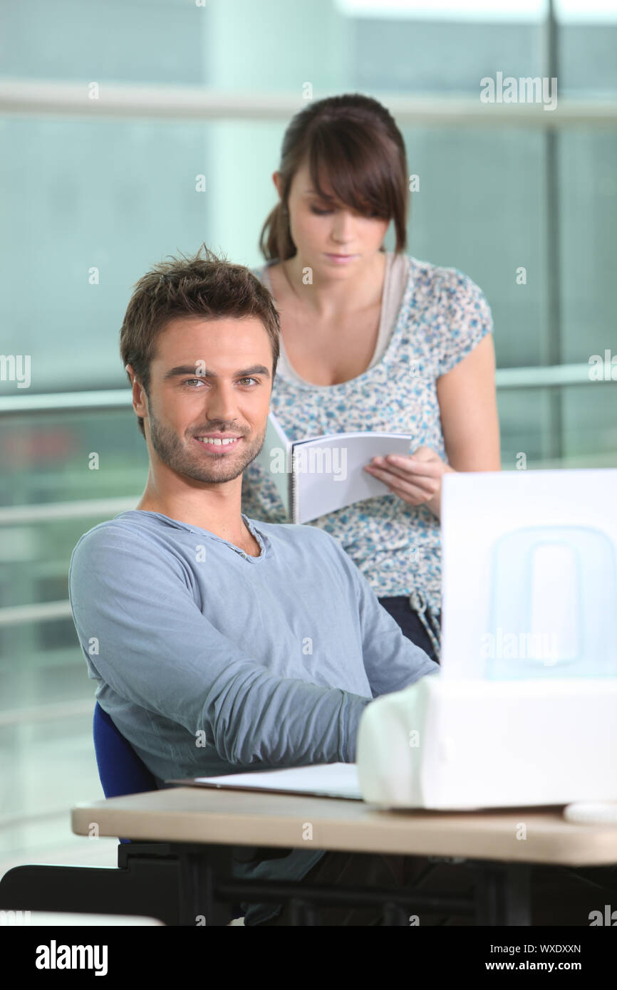 L uomo e la donna con la stampante Foto Stock