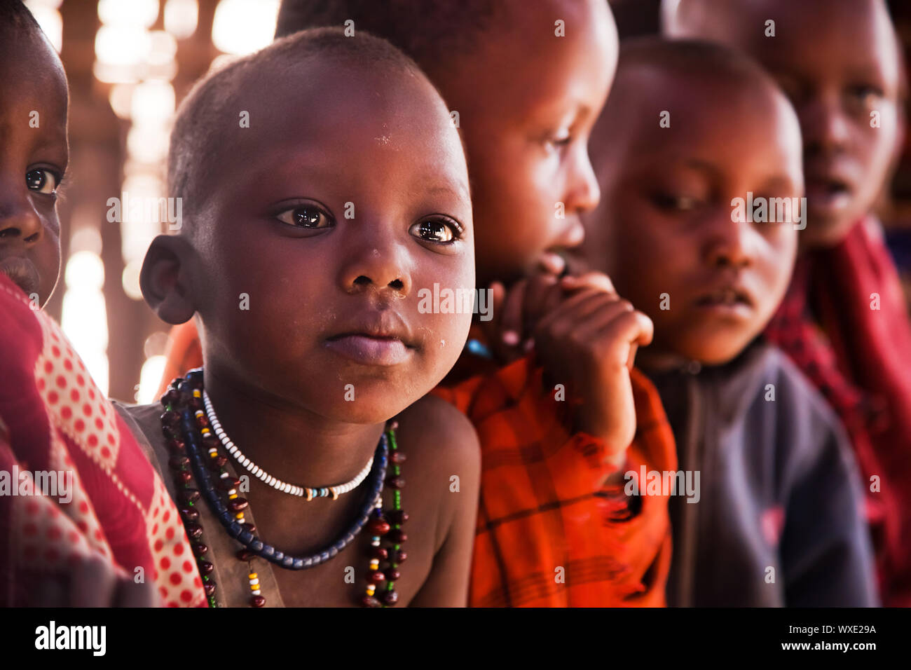 Villaggio masai, TANZANIA AFRICA - 11 dicembre: Maasai ritratto dei bambini nella loro scuola locale su dicembre 11, 2012 in Ngorongoro in Tanzania. Maasai chi Foto Stock
