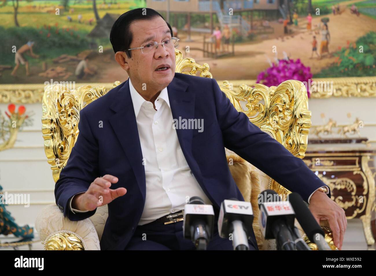 Kandal. 9 Sep, 2019. Primo ministro cambogiano Samdech Techo Hun Sen riceve un'intervista con Xinhua e Cina Gruppo Media nel sud della Cambogia provincia di Kandal, sul Sett. 9, 2019. Per andare con 'Intervista: Cambogia spera che la Cina, gli Stati Uniti potrebbero trovare soluzione al commercio attrito, PM dice 'Credito: Gao Bingnan/Xinhua Foto Stock