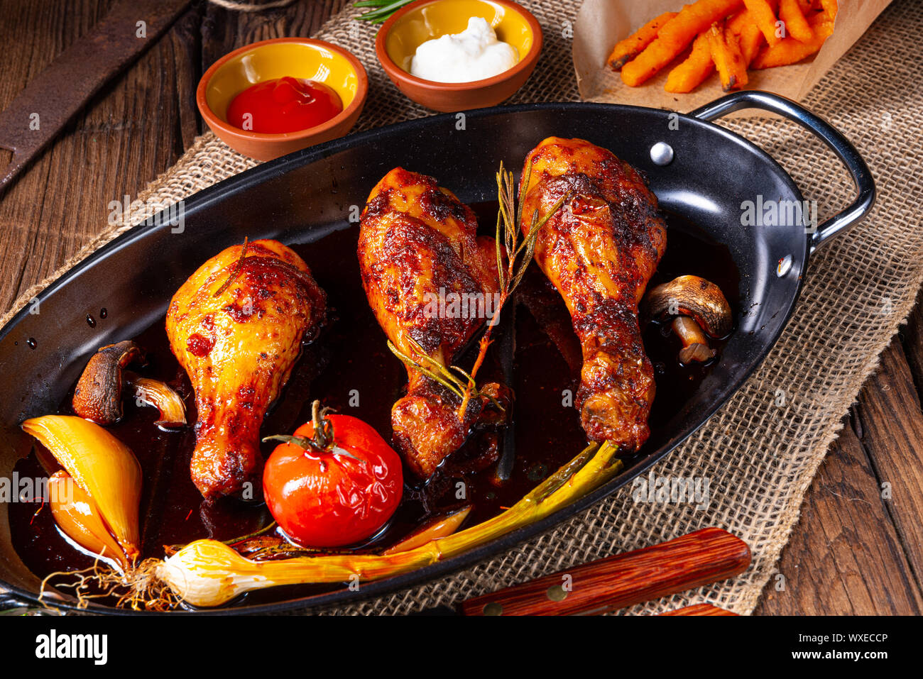 Grigliate le cosce di pollo nel barbecue marinata con patate dolci Foto Stock