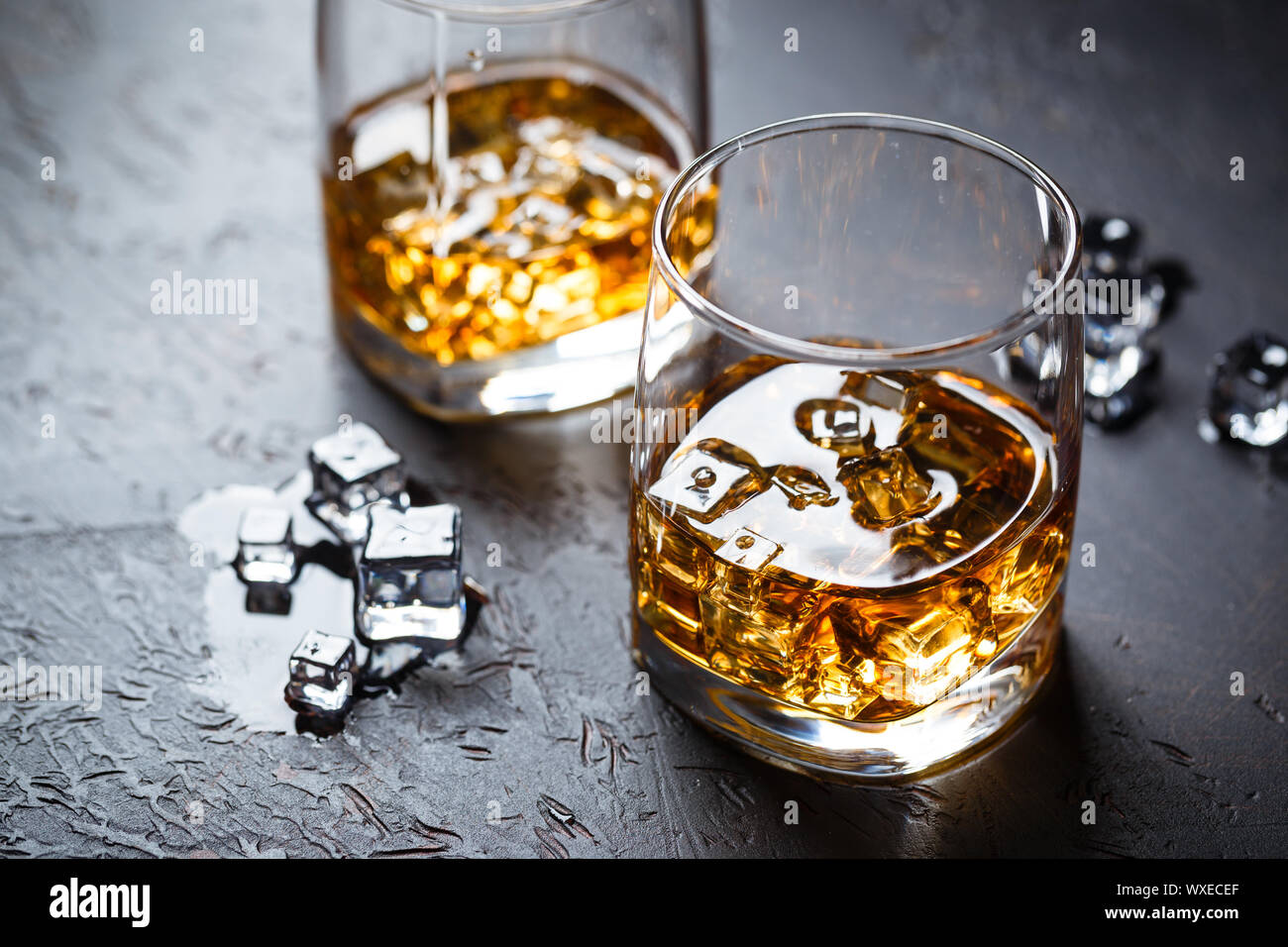 Bicchieri di whiskey con ghiaccio Foto Stock