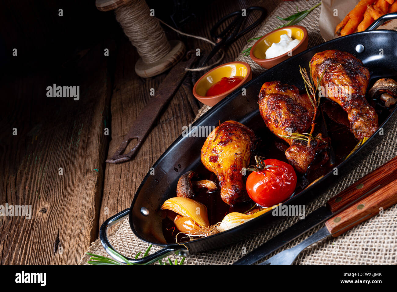 Grigliate le cosce di pollo nel barbecue marinata con patate dolci Foto Stock