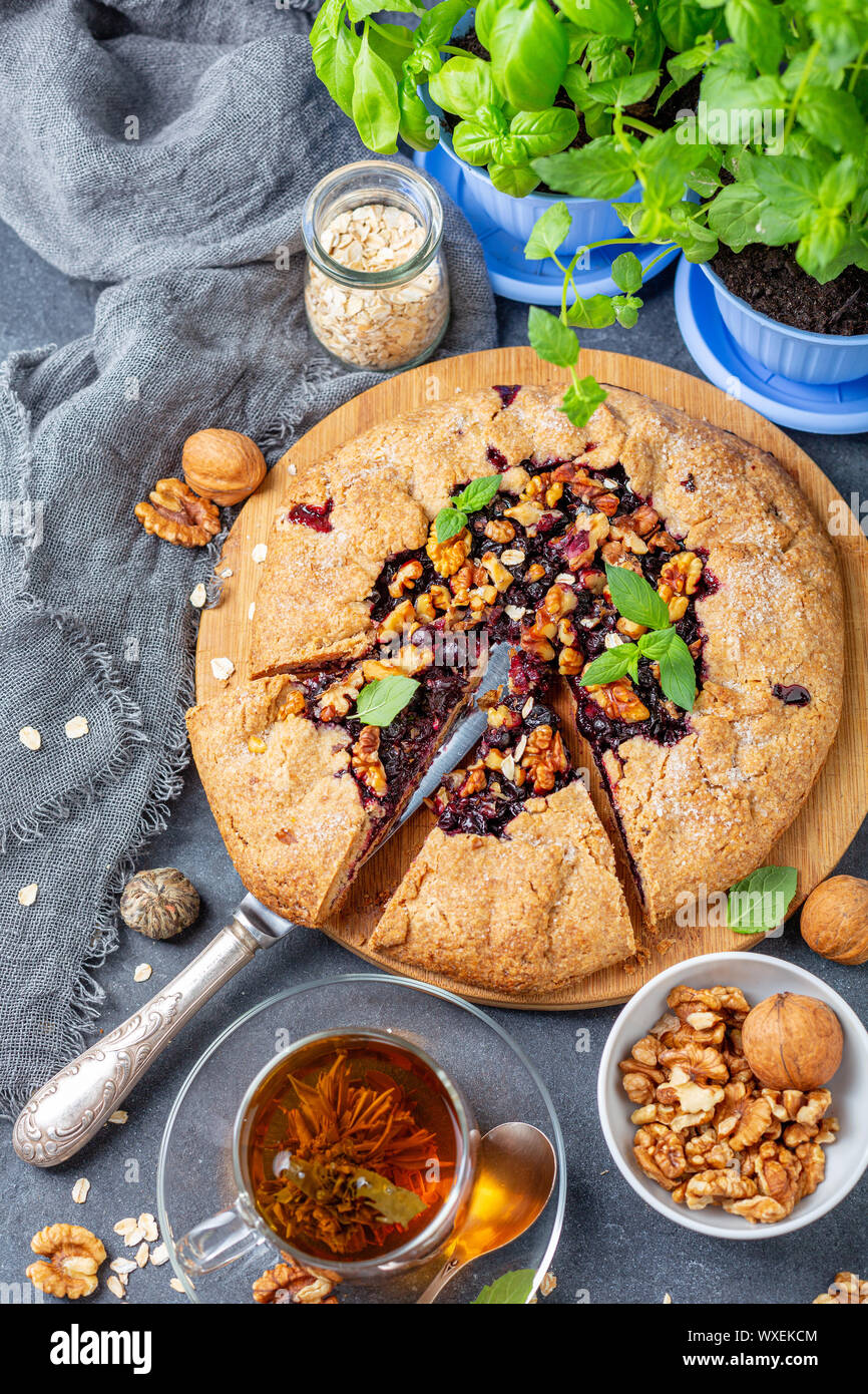 Il tè verde e Galette pie con il ribes nero. Foto Stock