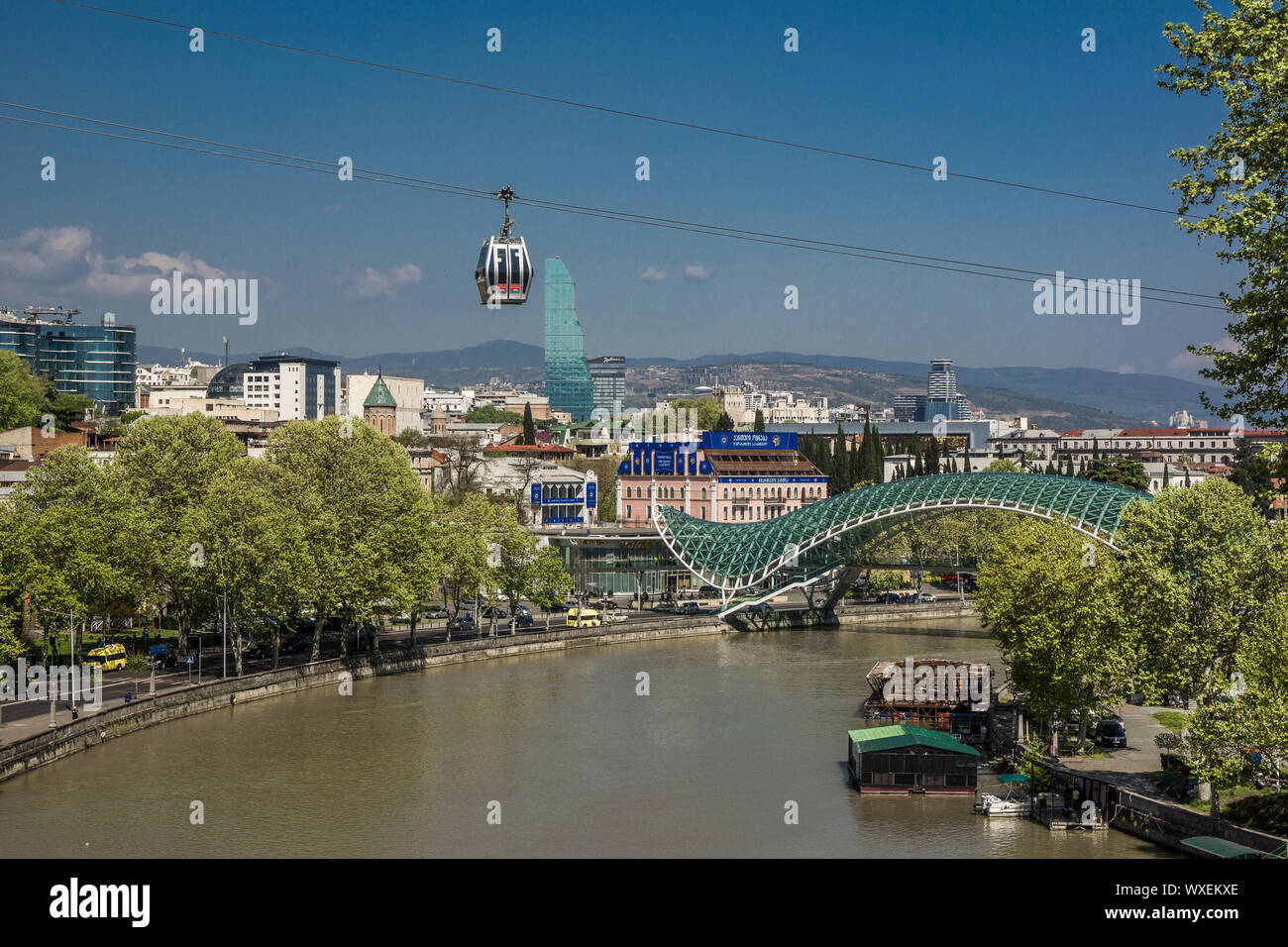 Tbilisi funivia sul fiume con ponte di pace Foto Stock