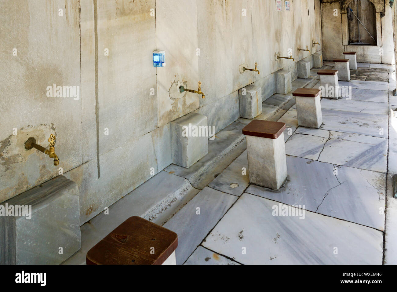 Wudu o abluzione area per il lavaggio dei piedi prima di entrare in una moschea Foto Stock