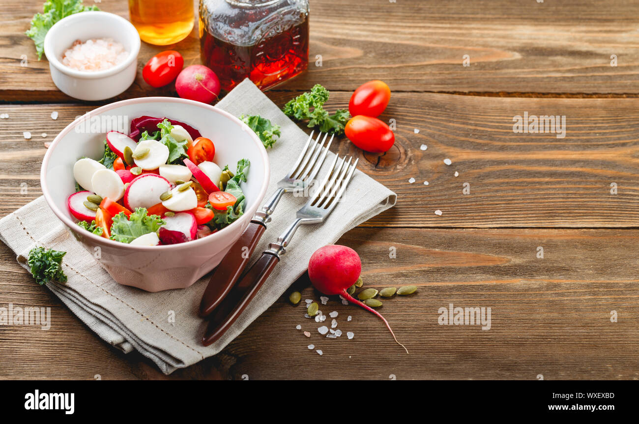 Con insalata di pomodori ciliegia, radsh e mozzarella, mix di lattuga Foto Stock