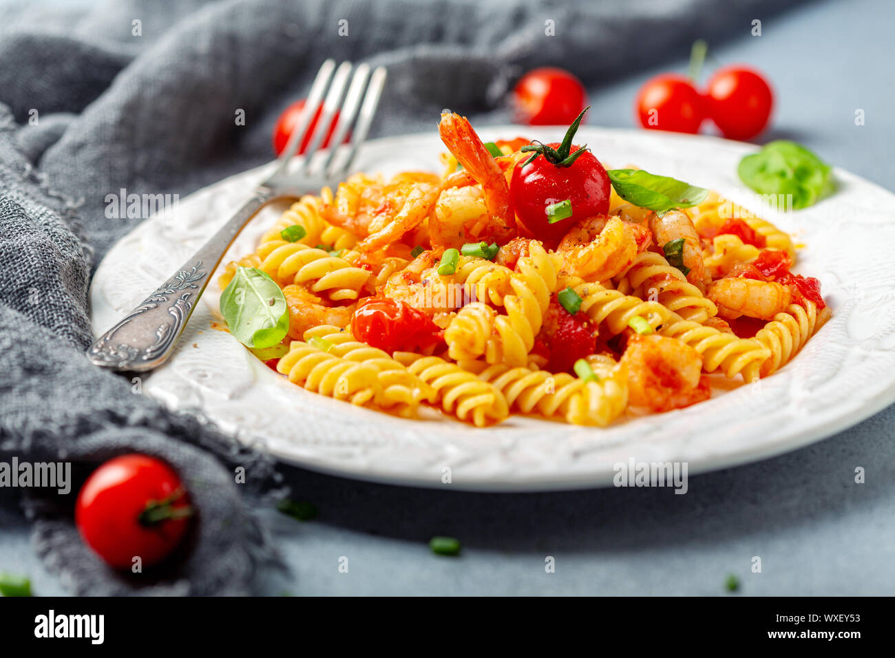 Pomodoro pasta fusilli con gamberi. Foto Stock
