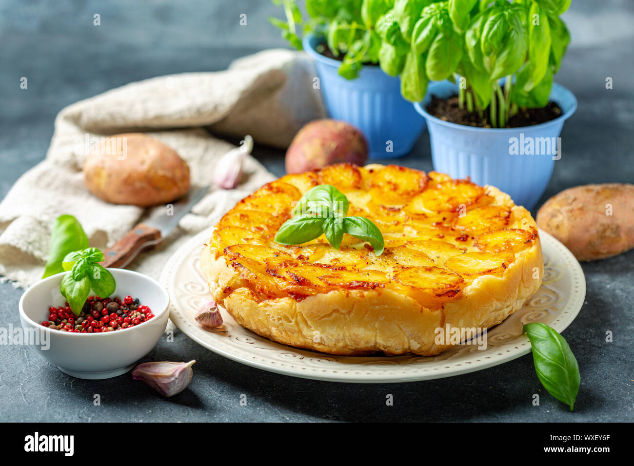 In casa Tarte Tatin con patate. Foto Stock