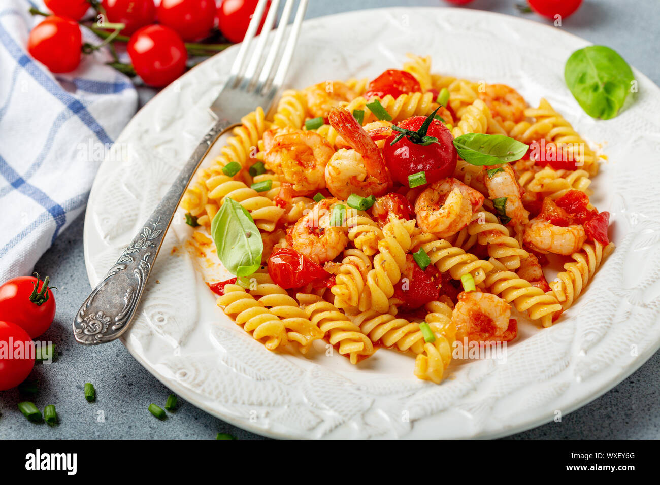 Pasta con i gamberi in salsa di pomodoro close up. Foto Stock