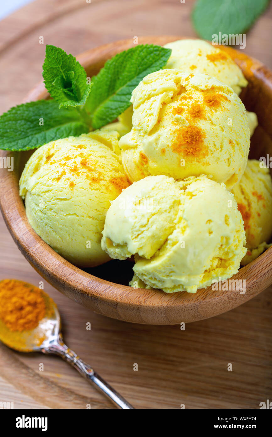 Artigianale di gelato con la curcuma (Golden gelato). Foto Stock