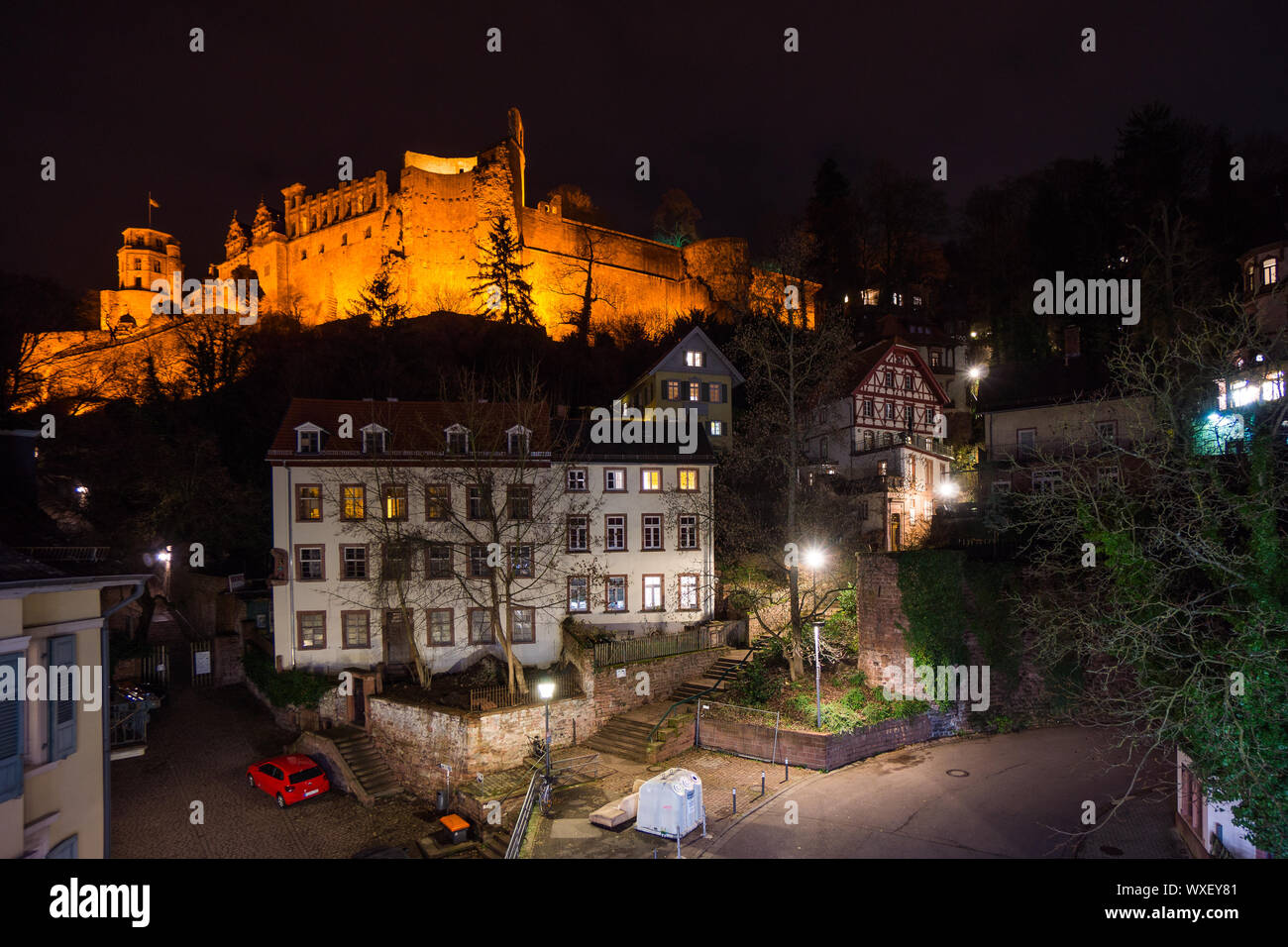 Medievale castello di Heidelberg durante la notte illuminata Foto Stock