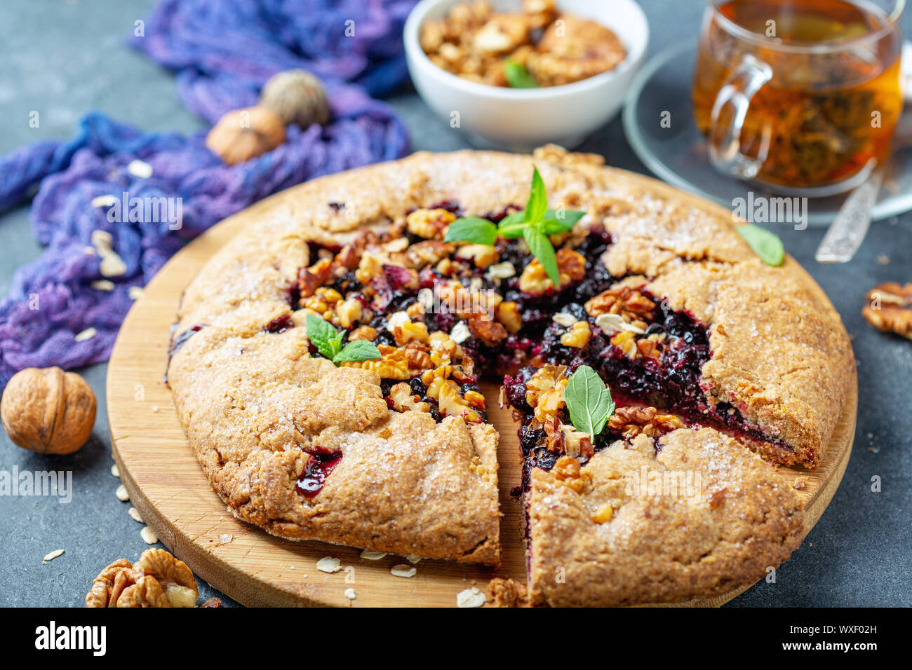 Tagliare la torta Galette con ribes nero. Foto Stock