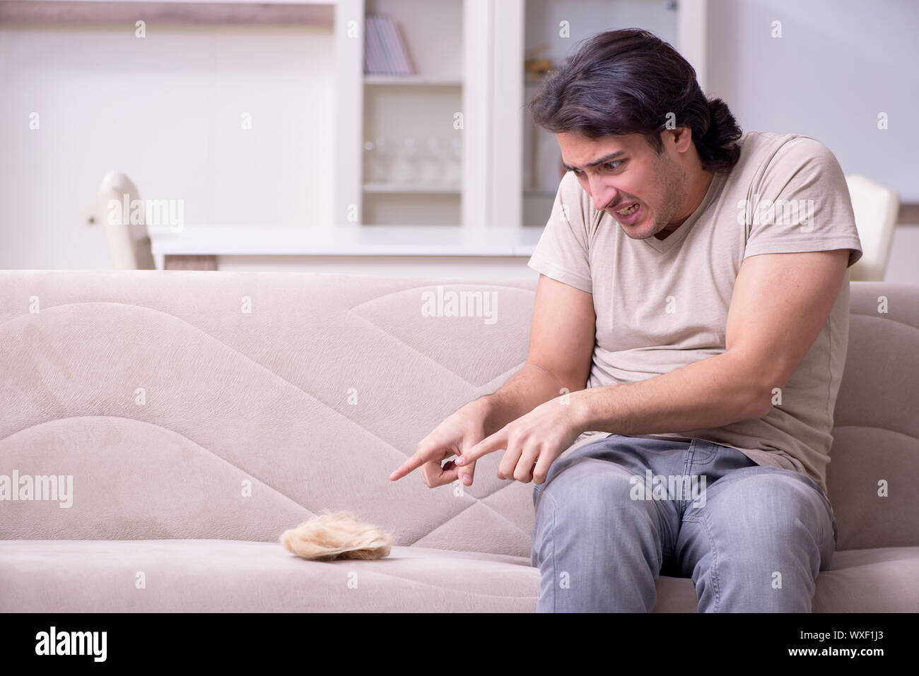 Giovane uomo che soffre di allergie Foto Stock