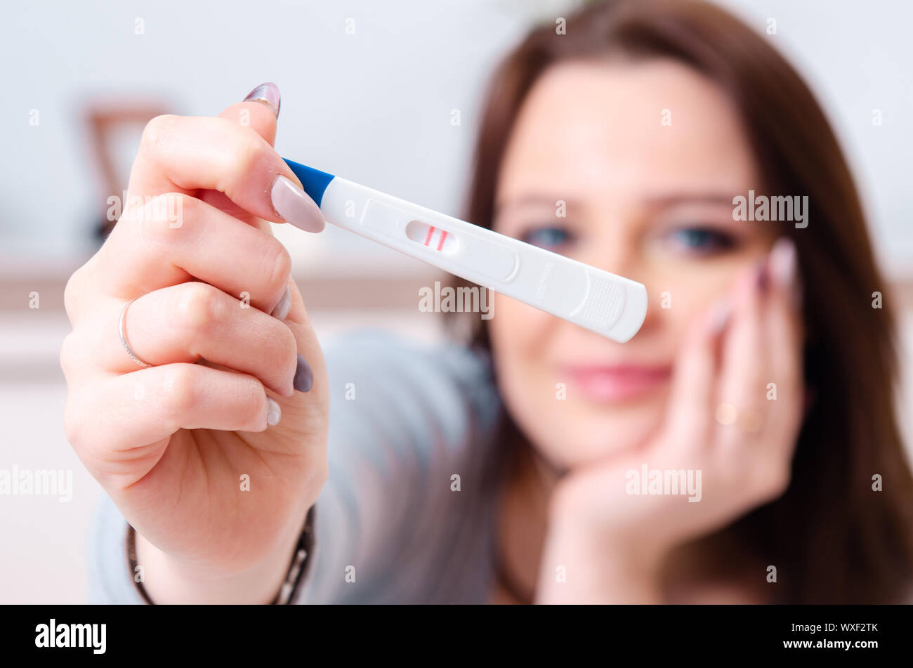 Giovane donna scoprire circa il suo stato di gravidanza Foto Stock