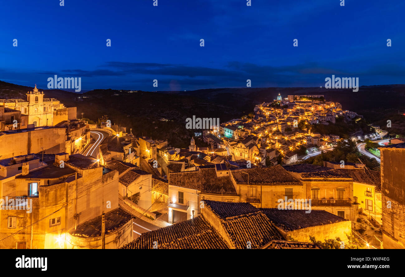 Vista del centro storico di Ragusa Ibla di notte, Sicilia, Italia Foto Stock