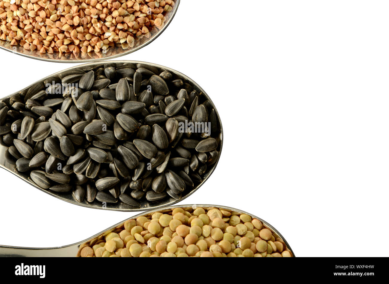 Riso Grano saraceno semi in cucchiai sul isolare Foto Stock