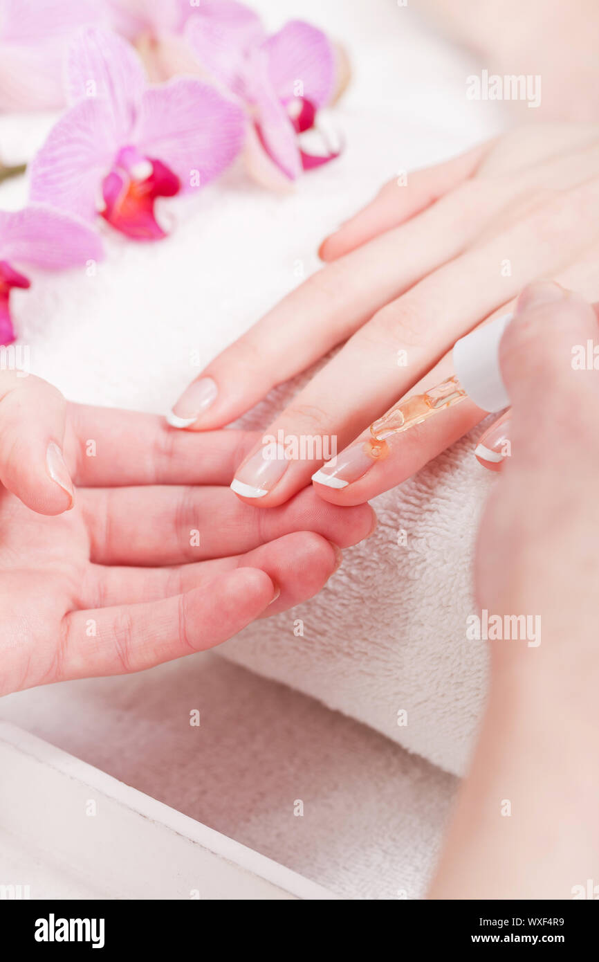 Manicure rendendo in beauty spa salone Foto Stock