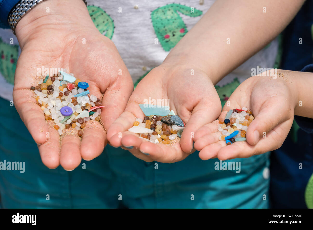 Tiny nocivi microperline di plastica raccolte sulla spiaggia Foto Stock