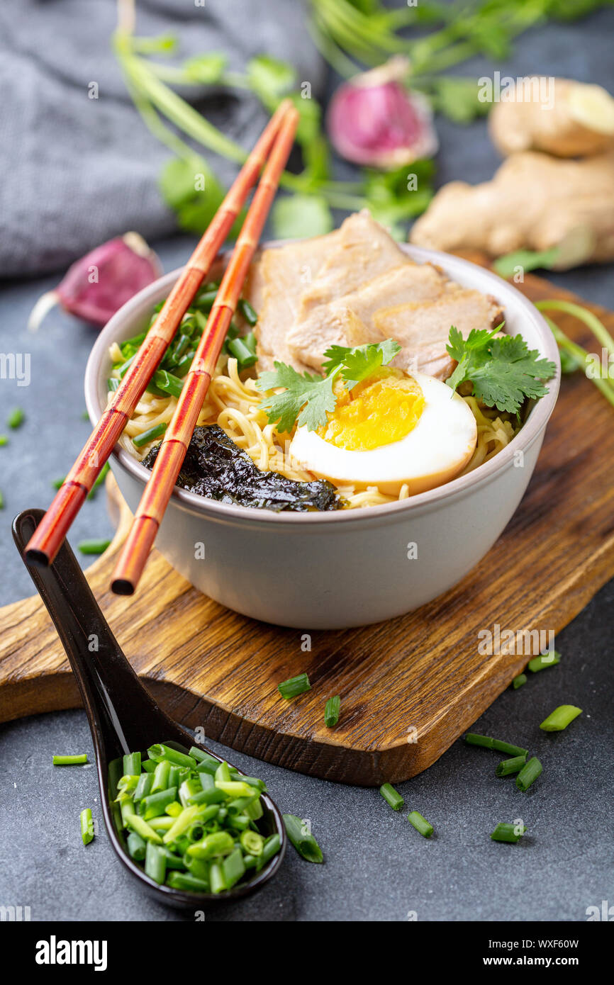 Zuppa di noodle, carne di maiale e l'uovo in stile asiatico. Foto Stock