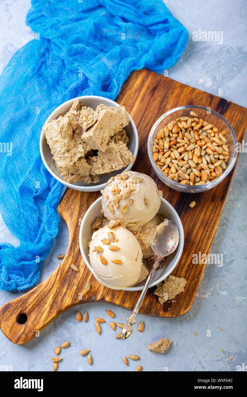 Artigianale di gelato con halva e semi di girasole. Foto Stock