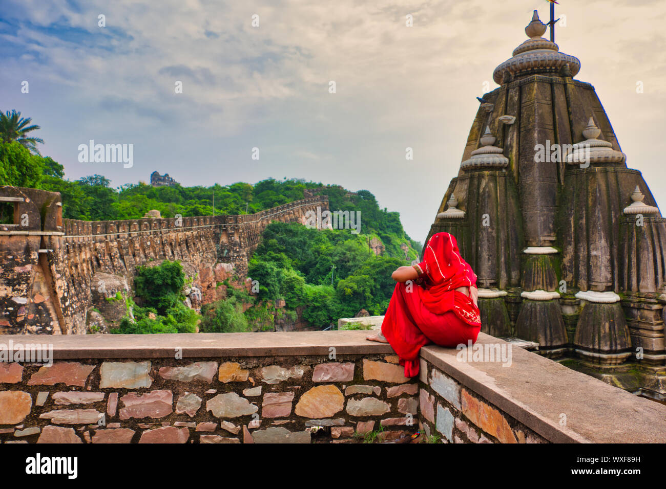 Chittorgarh, Udaipur, Rajasthan, India - 25 agosto 2019: Rajasthani donne con abito tradizionale seduta vicino tempio in Chittorgarh Fort Foto Stock