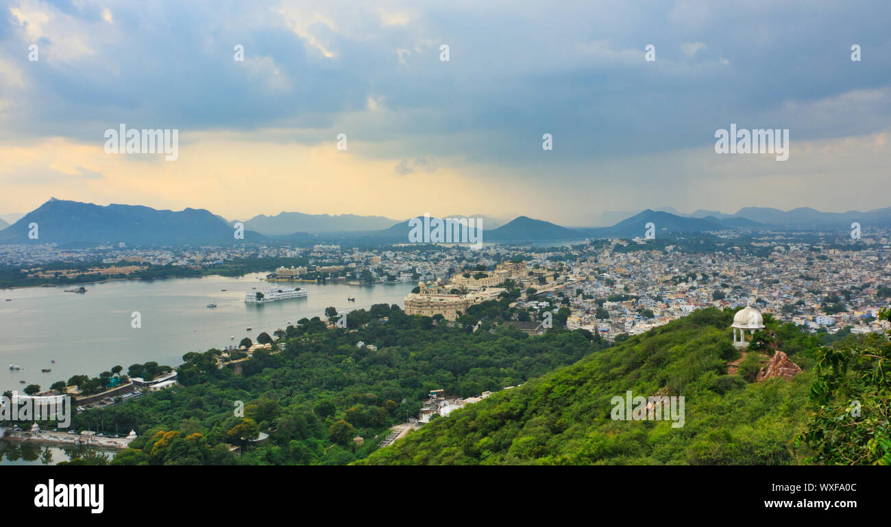 Vista aerea di Jag Mandir, Lago Pichola, Udaipur, Rajasthan, India Foto Stock