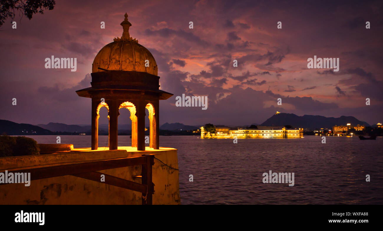 Vista di Heritage Hotel da Ambarai Ghat, Lago Pichola, Udaipur Città Vecchia, Rajasthan, India Foto Stock