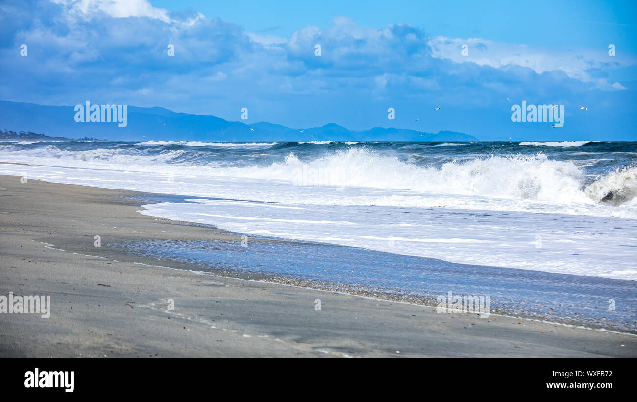 Oceano tempestoso scenario sullo sfondo Foto Stock