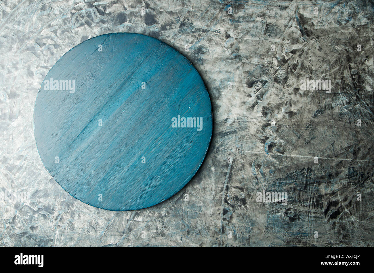 Di texture in legno di colore blu sulla scheda di sfondo di zolfo. In legno grigio scheda innovative sulla superficie scura. Foto Stock