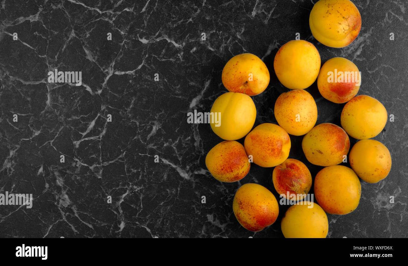HOME di albicocche mature su sfondo scuro Foto Stock