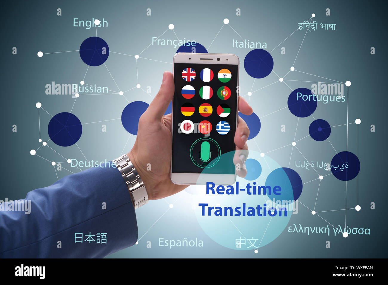 Concetto di traduzione in tempo reale con app per smartphone Foto Stock