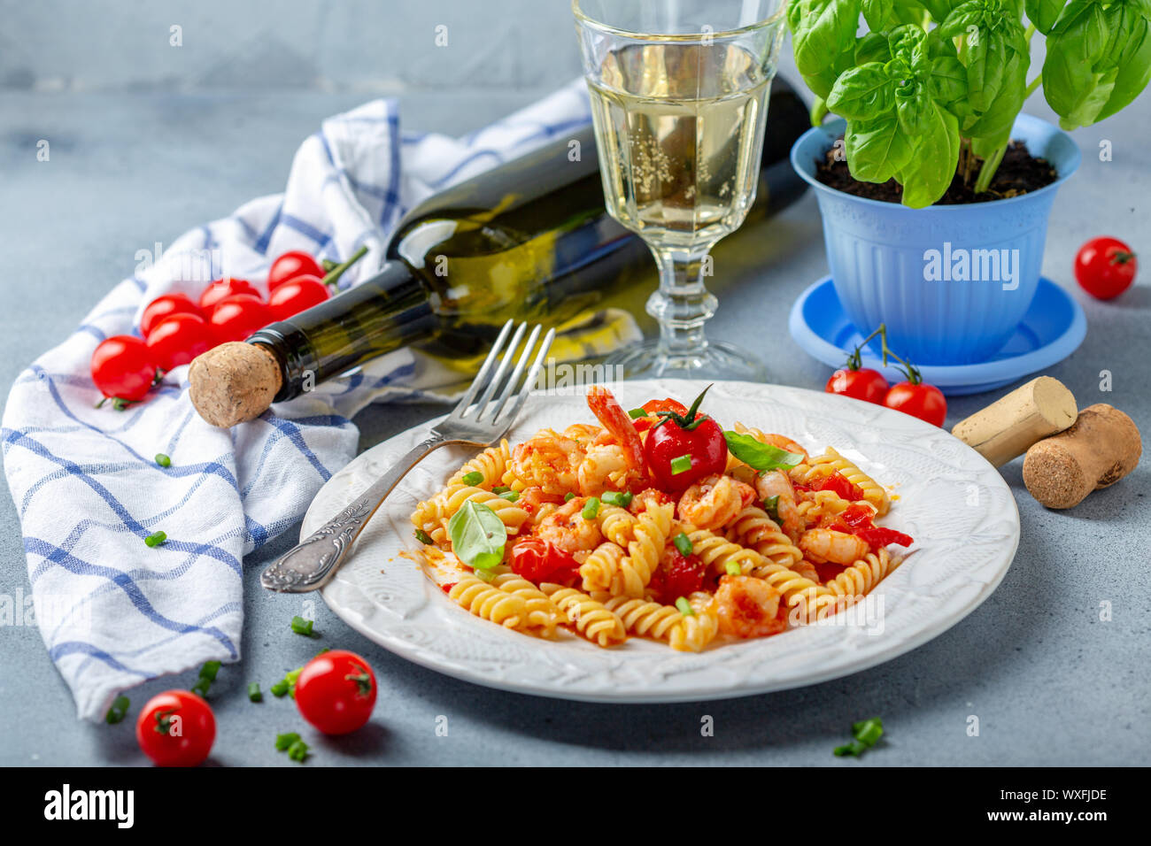 La pasta con la salsa di pomodoro e gamberetti. Foto Stock