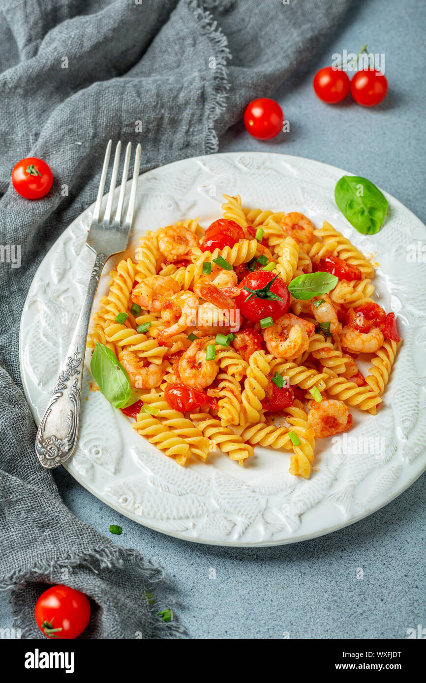 Pomodoro pasta fusilli con gamberi. Foto Stock