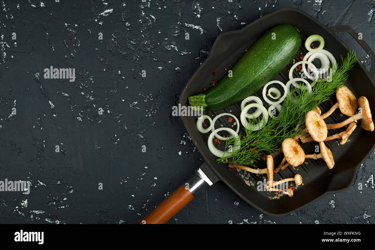I funghi freschi con le spezie e le erbe sul bordo nero. Vista da sopra. Copia dello spazio. Foto Stock