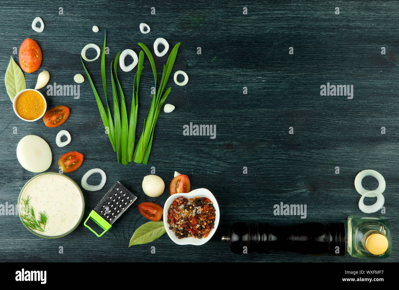 Zucchine in background. Giovani fritto le zucchine tagliate a fette in una padella su uno sfondo scuro. La vista dall'alto. Spazio di copia Foto Stock