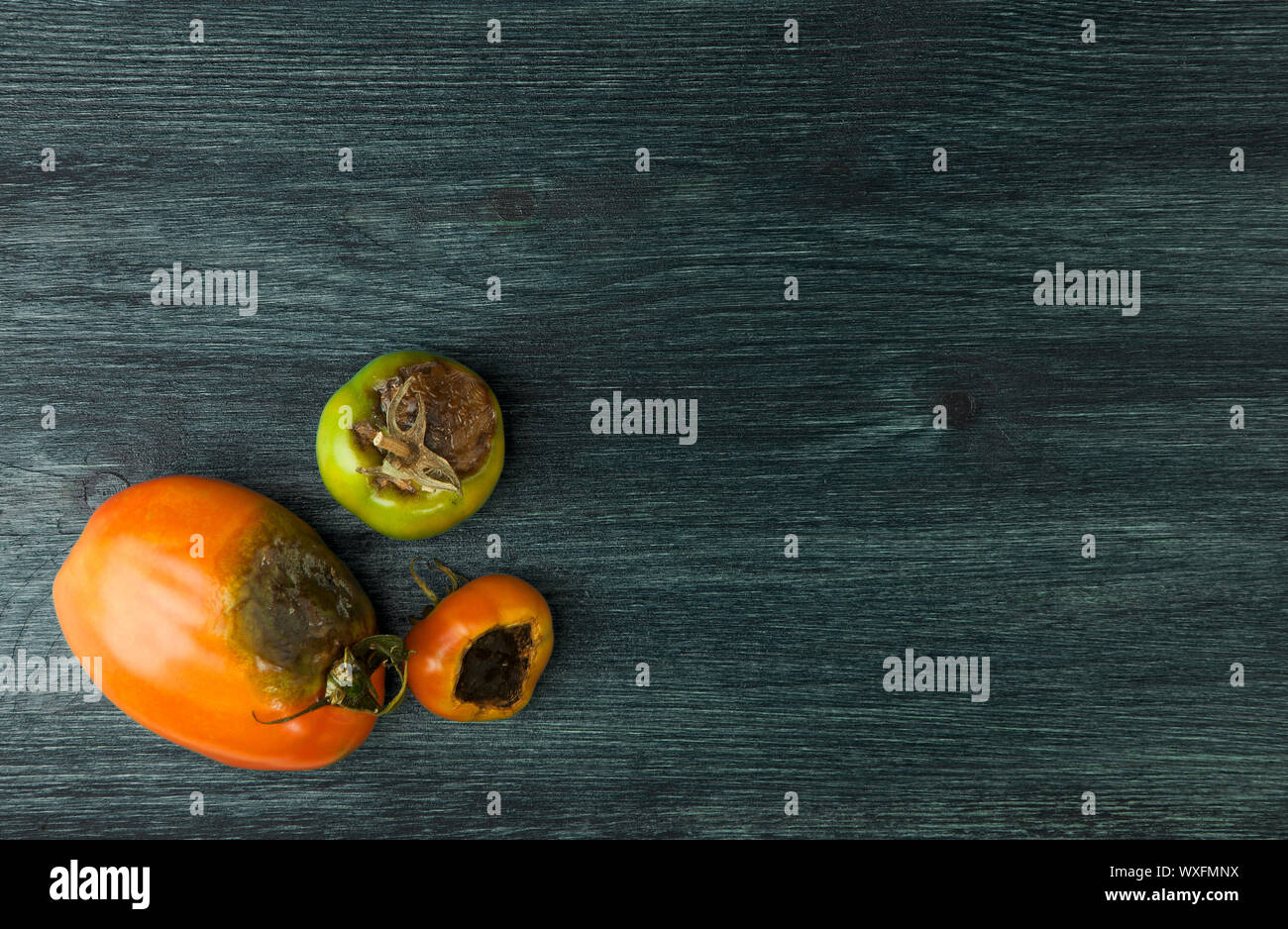 Verdure su sfondo. Malati le verdure su una superficie di legno. Spazio di copia Foto Stock